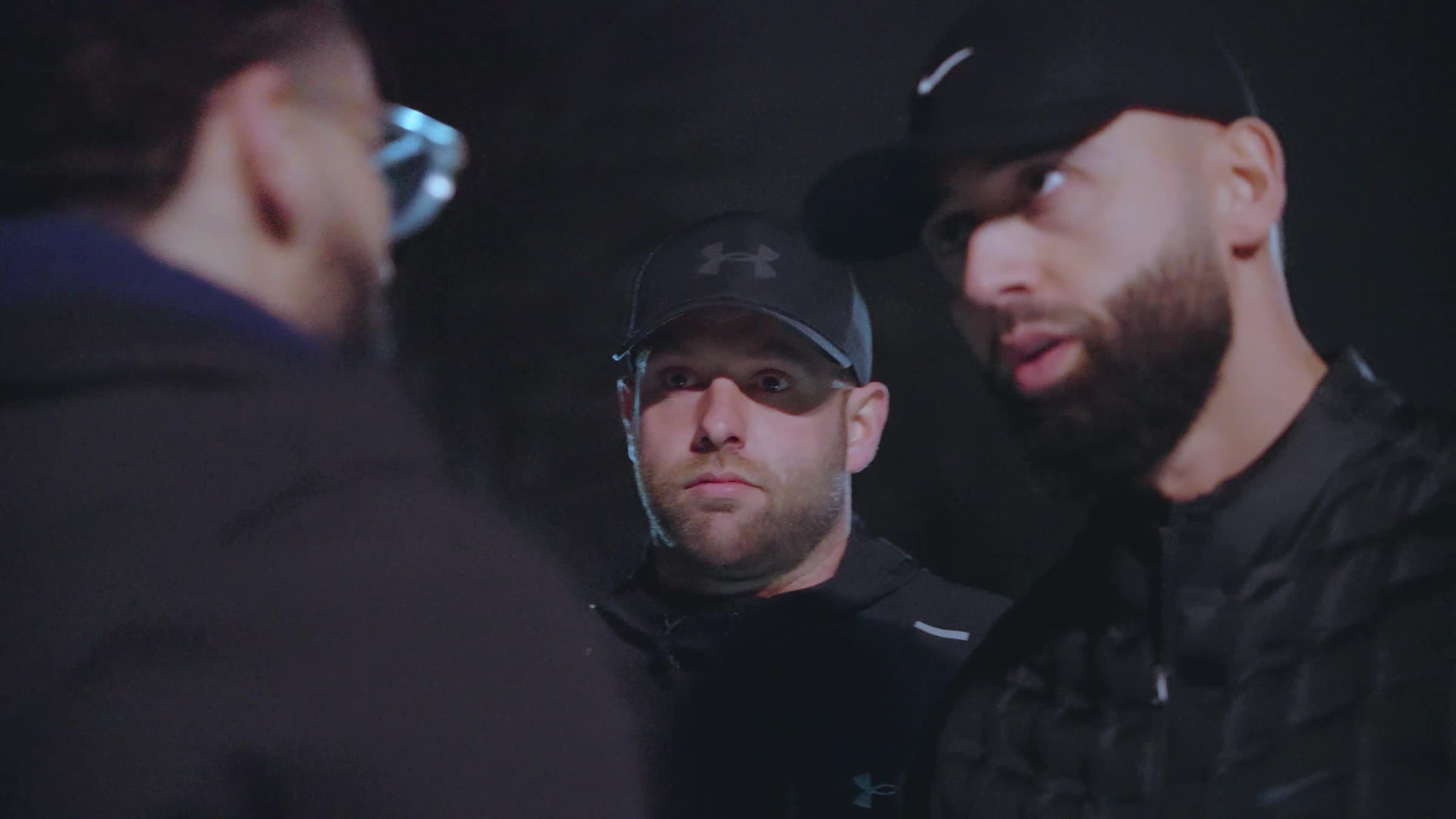 Still uit de trailer: drie mannen in een gespannen confrontatie bij nacht